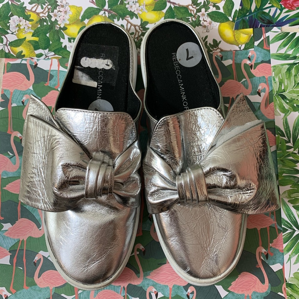 REBECCA MINKOFF SILVER SNEAKER SLIDE BOWS Sz 7 GUC